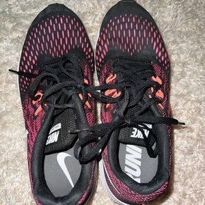 Nike zoom winflo running shoes. Size 10 in women’s.